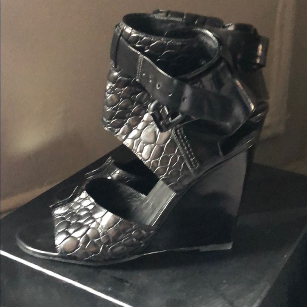 Shoes - Picture 3 of 4